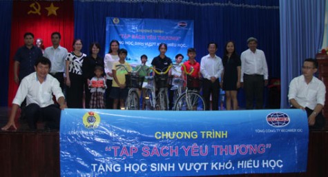 “Tập sách yêu thương” đến tay học sinh nghèo vượt khó tỉnh Bình Dương, Bình Phước