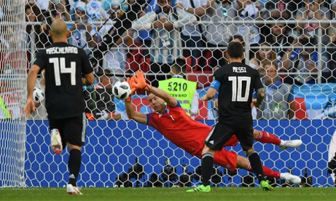 Messi đá hỏng phạt đền, Argentina hoà 1-1 với Iceland