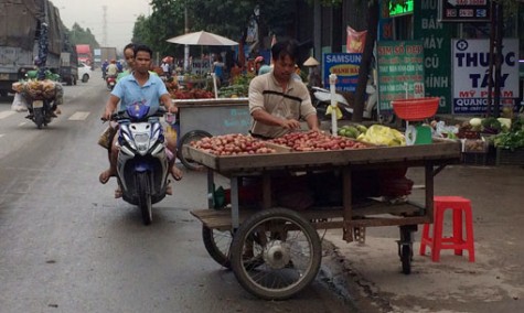 Xe đẩy tràn xuống đường, vỉa hè lại bị lấn chiếm