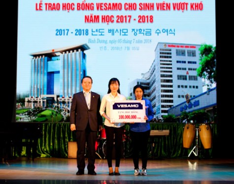 Hội Vesamo trao tặng 10 suất học cho sinh viên có hoàn cảnh khó khăn