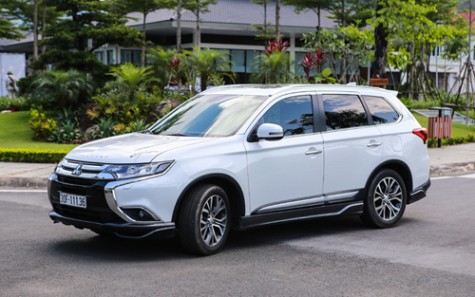 Mitsubishi Outlander giảm giá 51 triệu đồng