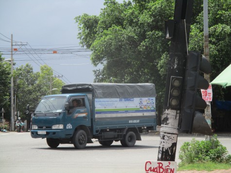 Trụ đèn tín hiệu giao thông bị xuống cấp