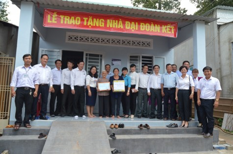 Trao tặng 2 căn nhà Đại đoàn kết cho hộ gia đình chính sách