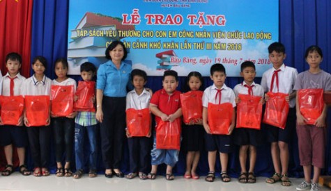 Trao tặng “Tập sách yêu thương” cho con em công nhân lao động có hoàn cảnh khó khăn