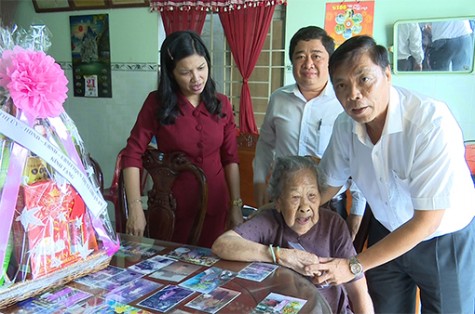 TX.Thuận An, TX.Tân Uyên, huyện Bắc Tân Uyên, huyện Phú Giáo: Thăm, tặng quà cho các gia đình chính sách