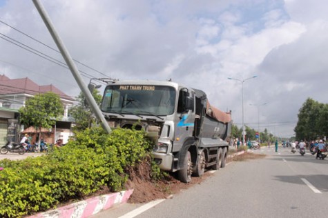 Xe ben tông chết người đàn ông chạy xe máy băng qua đường