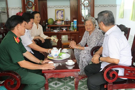 Bám sát vào dân, lắng nghe tiếng dân