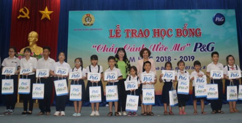 Học bổng “Chắp cánh ước mơ”: Nâng bước chân em tới trường