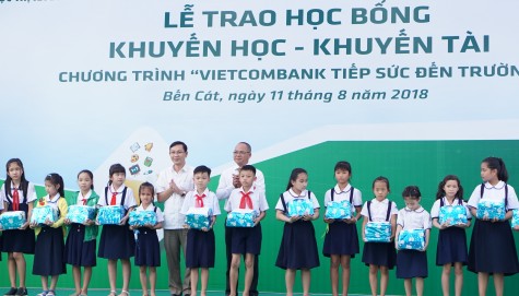 Vietcombank Bắc Bình Dương trao 220 suất học bổng cho học sinh hiếu học