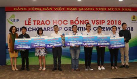 VSIP trao 252 suất học bổng cho con công nhân lao động và học sinh, sinh viên