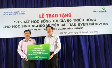 Vietcombank Bình Dương trao 50 suất học bổng cho học sinh nghèo  hiếu học