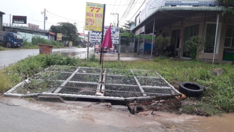 Sau vụ hai thanh niên bị lọt cống trên đường ĐH418: Lập rào chắn tại nhiều khu vực cống bị mất nắp