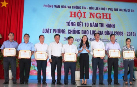 TX.Dĩ An: Lắp đặt 615 bảng số điện thoại đường dây nóng về phòng, chống bạo lực gia đình