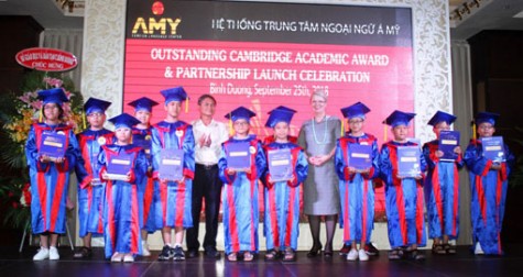 Khen thưởng gần 100 học viên đạt kết quả cao các kỳ thi tiếng Anh Cambridge