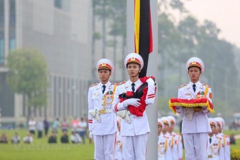 Thiêng liêng nghi lễ treo cờ rủ Quốc tang Nguyên Tổng bí thư Đỗ Mười