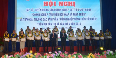 Thị xã Tân Uyên gặp gỡ, tuyên dương doanh nghiệp hội nhập và phát triển