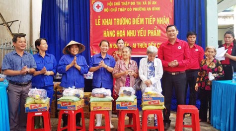 Khai trương điểm tiếp nhận nhu yếu phẩm“ Ai cần đến lấy - Ai thừa đến cho”