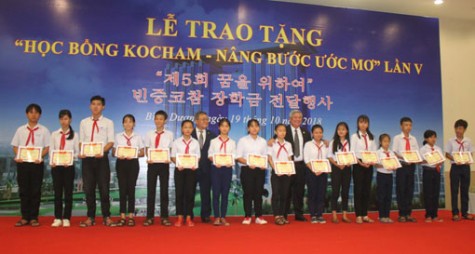 “Học bổng Kocham - nâng bước ước mơ” lần V: Trao tặng 244 suất học bổng cho học sinh vượt khó, học giỏi