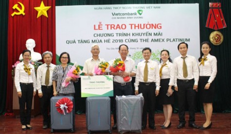 Vietcombank Bình Dương: Trao thưởng chương trình “Quà tặng mùa hè năm 2018 cùng thẻ Amex Platinum”