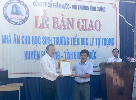 Công ty Cổ phần Nước-Môi trường Bình Dương: Tặng nhà ăn cho học sinh trường Tiểu học Lý Tự Trọng - Bình Phước