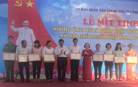 Mít tinh hưởng ứng Ngày pháp luật Việt Nam 9-11