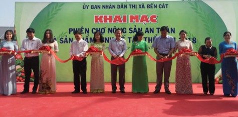 TX.Bến Cát: Khai mạc phiên chợ nông sản an toàn và sản phẩm kinh tế tập thể