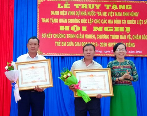 Truy tặng danh hiệu vinh dự Nhà nước “Bà mẹ Việt Nam anh hùng” và trao tặng Huân chương Độc lập cho các gia đình có nhiều liệt sĩ