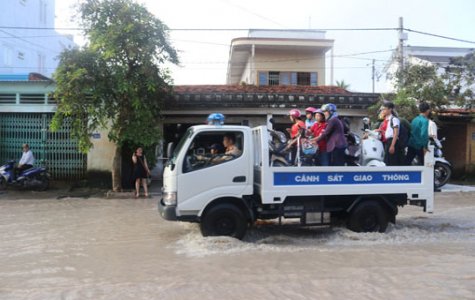 Công an Bình Dương giúp người dân ứng phó với cơn bão số 9