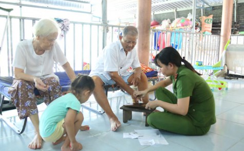 Đến tận nhà làm chứng minh nhân dân cho người gặp khó khăn trong việc đi lại:
Một cách làm hay