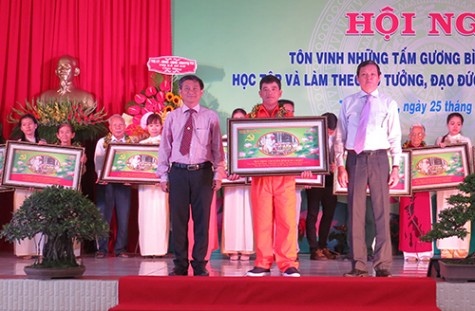 Việc học tập và làm theo Bác đang đi vào cuộc sống bằng những việc làm cụ thể, sinh động