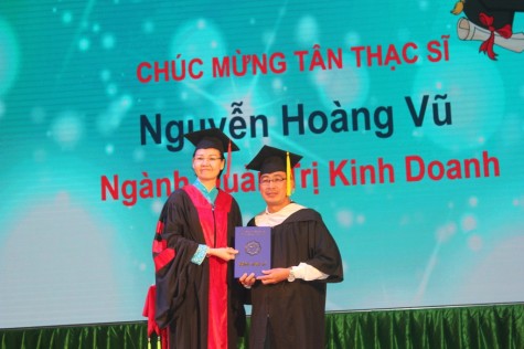 Hơn 700 sinh viên Đại học Bình Dương nhận bằng tốt nghiệp