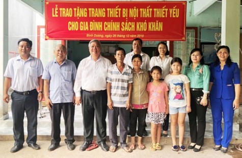 Lãnh đạo tỉnh thăm, tặng trang thiết bị nội thất thiết yếu cho gia đình chính sách