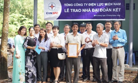 Tổng công ty Điện lực Miền Nam: Trao tặng 3 căn nhà Đại đoàn kết cho hộ nghèo ở TX.Bến Cát