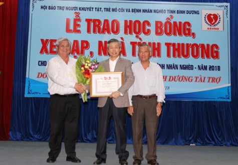 Trao tặng 500 suất học bổng, xe đạp cho con em hộ nghèo, trẻ mồ côi