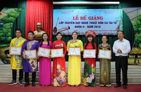 Trao giấy chứng nhận cho các học viên lớp truyền dạy đờn ca tài tử khóa II năm 2018