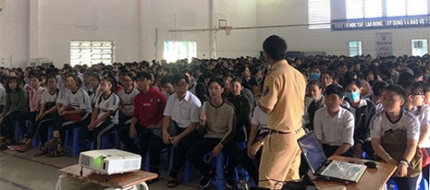 Huyện Bàu Bàng: Tăng cường tuyên truyền pháp luật giao thông đến công nhân, học sinh...