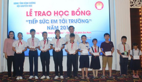 Tỉnh hội khuyến học trao 100 suất học bổng “tiếp sức em tới trường”