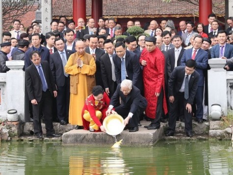 Tổng Bí thư, Chủ tịch nước cùng kiều bào thả cá chép tiễn ông Táo