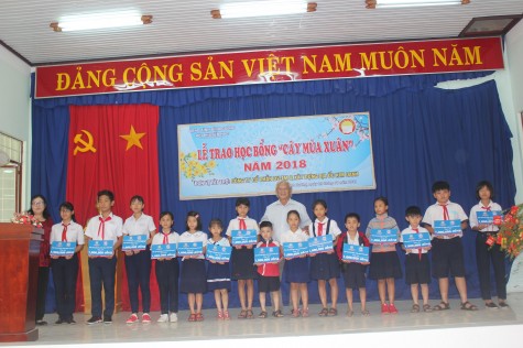 Tỉnh hội khuyến học trao gần 200 suất học bổng “Cây mùa xuân”