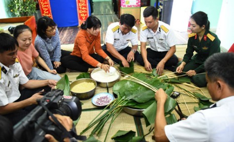 Đón tết trên nhà giàn