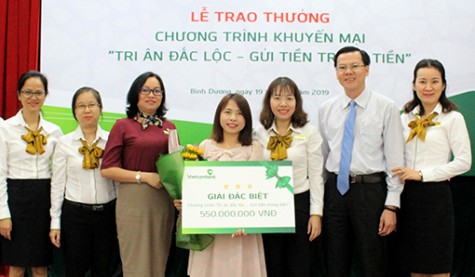 Vietcombank Bình Dương: Trao giải “Tri ân đắc lộc, gửi tiền trúng tiền”