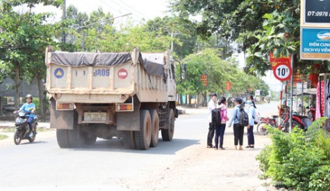 “Phớt lờ” biển cấm tải trọng, xe ben chạy vào đường giao thông nông thôn