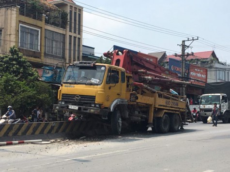 Xe phun bê tông mất lái lao lên dải phân cách, nhiều người thoát nạn