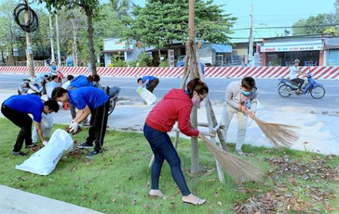 TX.Bến Cát: Hơn 100 đoàn viên thanh niên ra quân dọn dẹp vệ sinh môi trường