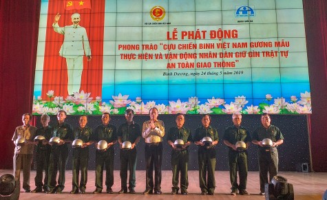 Phát động Phong trào "Cựu chiến binh Việt Nam gương mẫu thực hiện và vận động nhân dân giữ gìn trật tự an toàn giao thông"