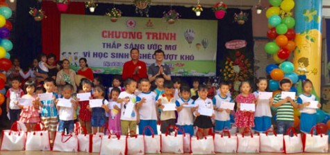 Tặng 200 phần quà cho thiếu nhi có hoàn cảnh khó khăn