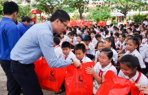 Để trẻ em khó khăn vơi bớt nhọc nhằn...