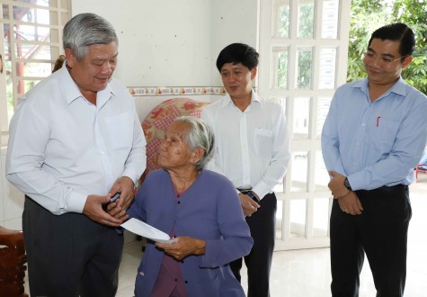 Lãnh đạo tỉnh thăm, tặng quà gia đình nạn nhân bị tai nạn lao động