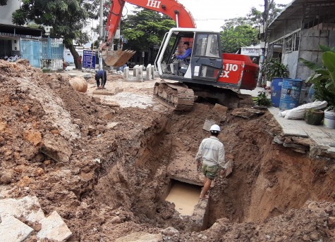 Thi công hệ thống thoát nước đường N4, N5, D5 (phường An Phú, TX.Thuận An): Chậm tiến độ, nắp cống kém chất lượng