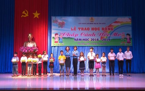 Trao học bổng “Chắp cánh ước mơ” cho các em học sinh